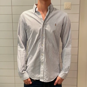 Ralph Lauren skjorta - Sällsynt ralph laurent skjorta, passar S-M cond 10/10 inga skador. ☑️