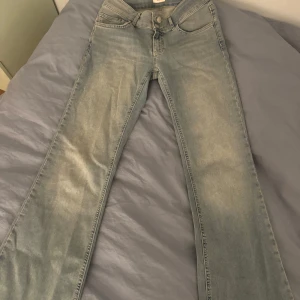 Ljusblå jeans från Nelly - Snygga ljusblå jeans från Nelly med bootcut-stil. De har en klassisk femficksdesign och stängs med dragkedja och knappar. Använda 1 gång, snygg tvätt. Innebenslängden 82, tvärs över midjan 38