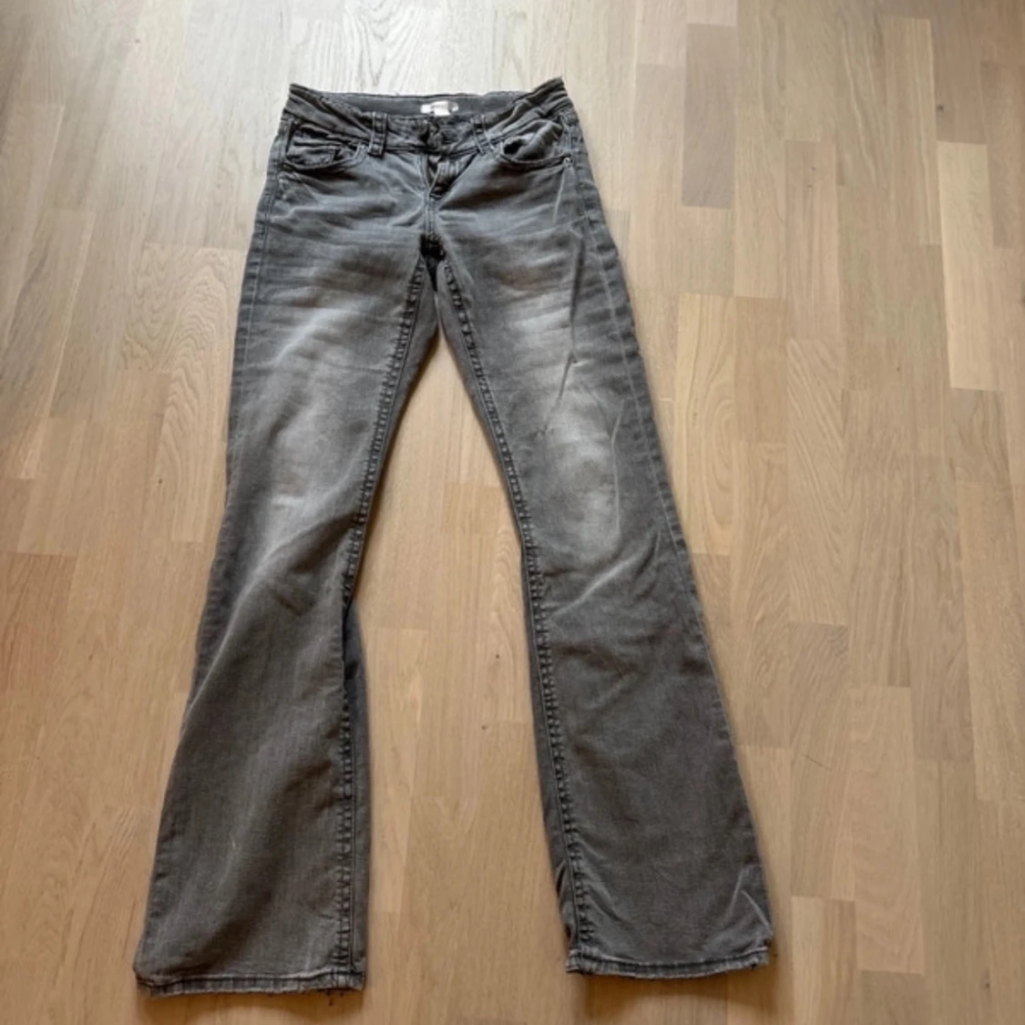 Grå bootcut jeans - 2