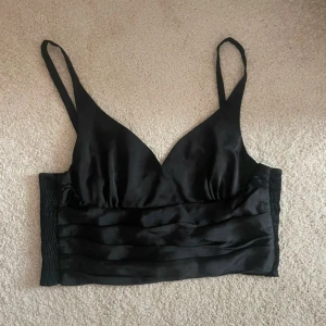 Svart satin topp från zara - As snygg men tyvärr aldrig kommit till användning då storleken blev fel, så bara legat i garderoben. Storlek L