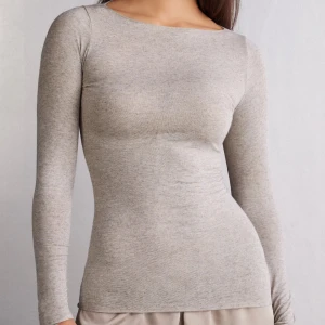 Intimissimi tröja - Beige top från intimissimi💕köpt för några år sen men inga tydliga defekter, en svag fläck där fram men inget som syns när den är på😚bara att fråga vid funderingar!