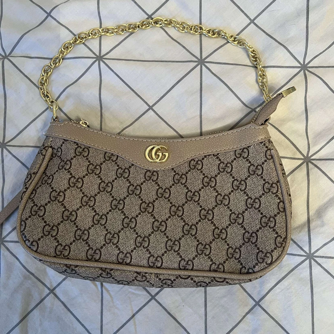 Beige och brun axelväska med kedja