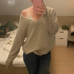 Beige stickad tröja - Jätte mysig och fin! Perfekt att slänga över nör man fryser en sommarkväll 💕💕 