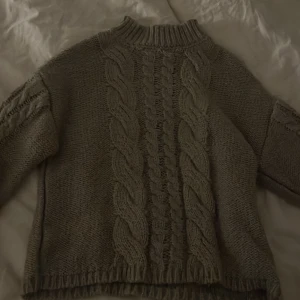 Beige stickad tröja från Sofie Schnoor - Mysig beige stickad tröja från Sofie Schnoor med flätmönster. Tröjan har en hög krage och långa ärmar, perfekt för kyliga dagar, den är jätte elegant 🥰älskar själv denna pga av halsen  är så bra och själva tröjan. Har blivit för liten kan vara i storlek 152 🤍 kontakta mig för intresse ge gärna pris förslag på alla kläder 