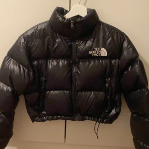  The North Face jacka - Säljer en snygg svart pufferjacka från The North Face. Jackan är jättebra skick. Ny priset är 3500 men jag säljer för 2000kr. Vid snabbaffär priset kan diskuteras.