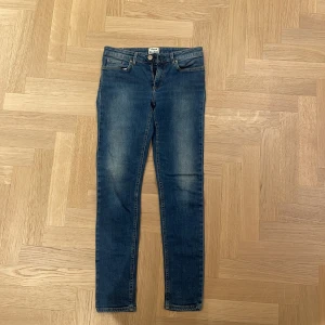 Blå jeans från Acne Studios - Snygga blå jeans från Acne Studios med en klassisk design. De har en dragkedja och knapp framtill samt fem fickor. Skriv gärna i dm för exakta mått, fler bilder eller funderingar 