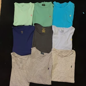 Färgglada t-shirts från Ralph Lauren - Säljer ett set av nio t-shirts från Ralph Lauren i olika färger. T-shirtsen har korta ärmar och är dekorerade med den ikoniska broderade logotypen. Perfekta för en avslappnad stil.