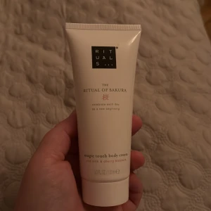 The Ritual of Sakura Body Cream - Lyxig kroppskräm från Rituals med doft av rismjölk och körsbärsblom. Perfekt för att fira varje dag som en ny början. Kommer i en praktisk tub.