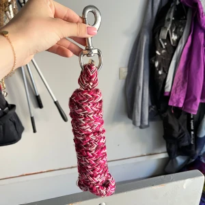 Grimskaft  - Ett rosa grimskaft i ”normal” längd köpt på hööks från deras märke fairfiel. Passar perfekt till grimman i en av mina andra annonser