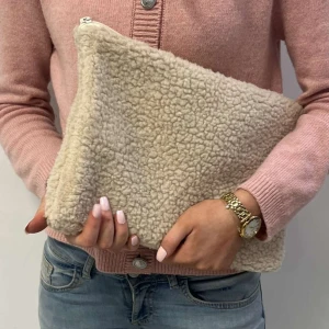 Beige fluffig datorväska  - Handsydda datorfodral frön kort uf, casely. Teddy material och finns i flera färger. Måttet är 24x34