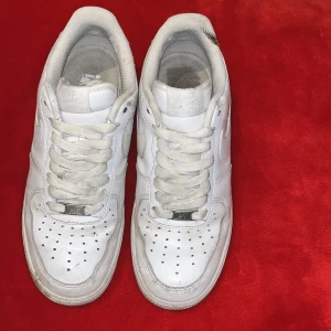 Vita Nike Air Force - 42-43. Säljer ett par klassiska vita Nike Air Force sneakers. Skick 7/10 använda är lite smutsiga men inga hål.