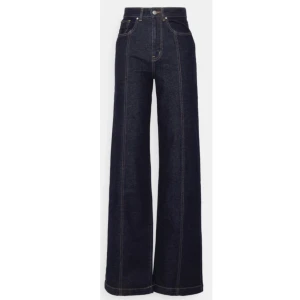 ONLHOPE EX - ONLY TALL, Mörkblå bootcutjeans  - Helt oanvända snygga mörkblå bootcutjeans från ONLY TALL med hög midja och raka ben. Perfekta för en stilren look. Klassisk design med fem fickor och knappgylf. Passar utmärkt till både vardag och mer uppklädda tillfällen.                            Köpta från Zalando, jag råkade köpa en storlek för lång. Modellen är slutsåld och har varit det till/från ett tag.