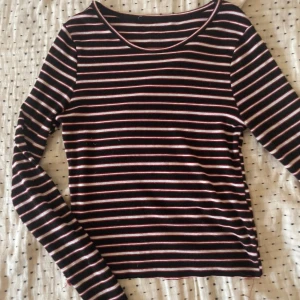 Jätte fin tajt långärmad tröja  - Jätte fin tajt ribbad långärmad tröja. Vet ej var den är ifrån. Passar storlek XS/S