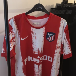Atletico Madrid fotbollströja 2022/2023 - Suarez 9 - Atlético Madrid matchtröja 2022/23. Tröjan är i storlek L men passar M och är i bra skick.