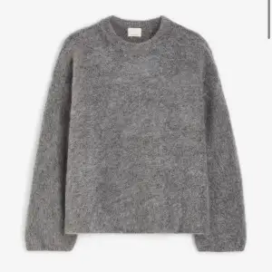 Säljer en stilren och mysig grå ulltröja från H&M. Tröjan har en klassisk rund hals och långa ärmar, perfekt för kyligare dagar. Perfekta pass form på en tröja. Nypris 700kr. Helt slutsåld. Skriv för fler bilder🥰💗