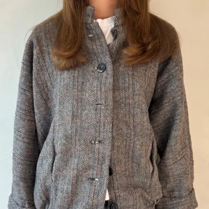 Grå jacka - Cool grå jacka med annorlunda detaljer och mönster! Perfekt inför våren. Passar mellan xs-l