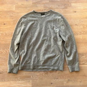 Kashmir tröja Massimo Dutti - Säljer en stilren grå tröja från Massimo Dutti i en mjuk blandning av ull och kashmir. Tröjan har en klassisk design med rund hals och långa ärmar, perfekt för kyligare dagar. Ett måste i garderoben för den som gillar tidlös stil.