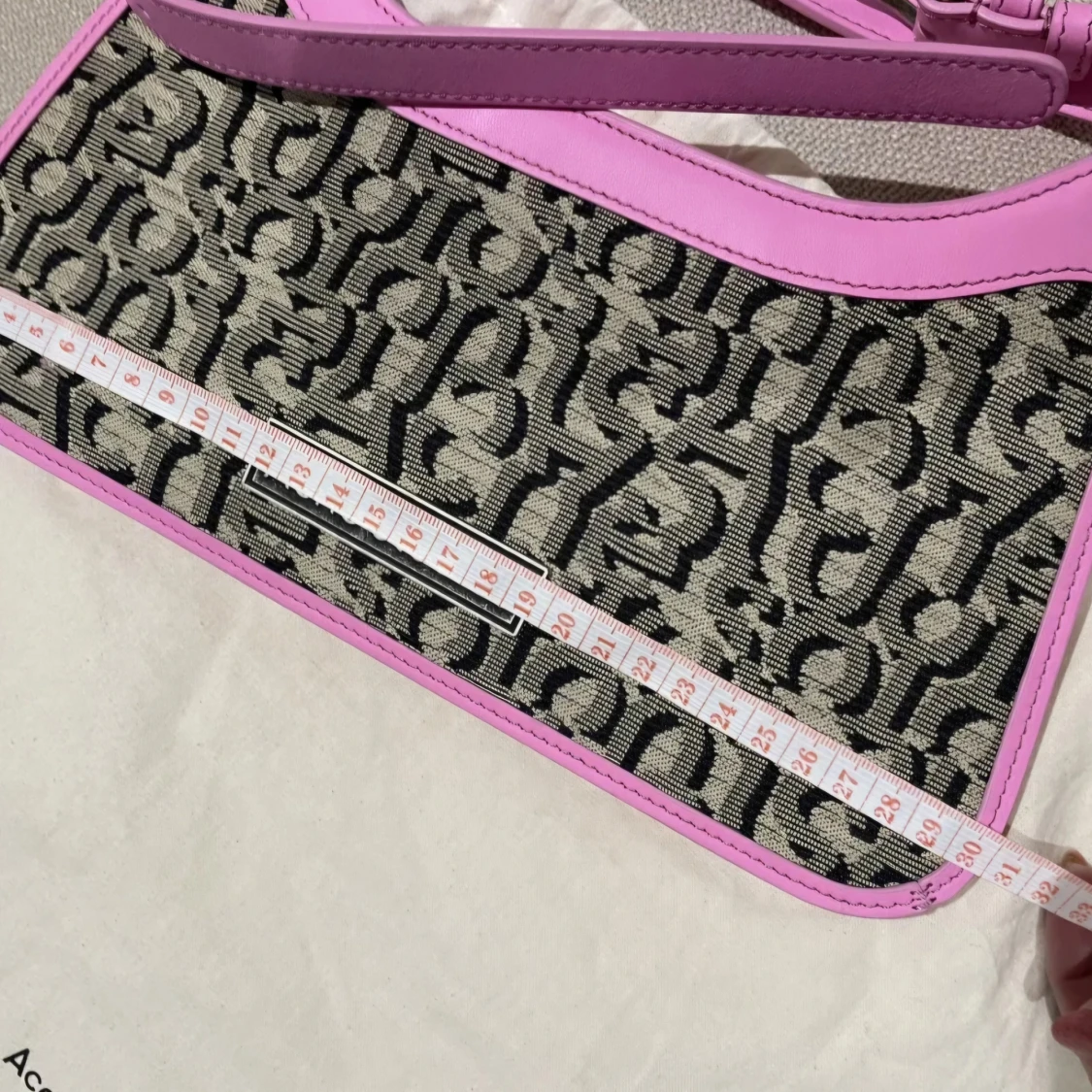 Axelväska från Acne Studios - 2