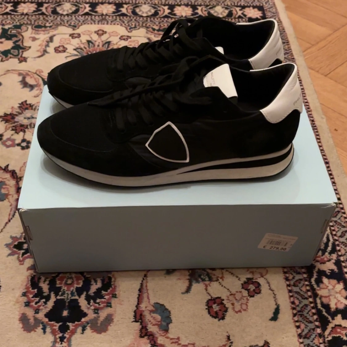 Svarta sneakers med vita detaljer - 2