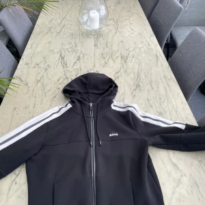 Hugo boss zip hoodie - En vanlig hugo boss tröja i Storlek S.                              