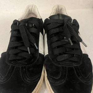 Valentino fly crew 41 - Valentino. Stl 41 . Saknar en spike och liten spricka på sidan av sulan. Går att använda alternativt fixa billigt hos en skomakare