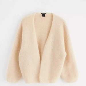 Lindex kofta - Säljer denna jätte fina stickade kofta, då den inte används. Har använt den tre gånger kanske så den är i väldigt bra skick💗Xs-S