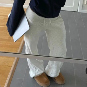 Alobha lågmidjade mjukisbyxor  - Säljer ett par grå lågmidjade mjukisbyxor från Alobha Label!! De är så så fina och säljs inte längre. Jag har sytt upp de så innerbenslängden är 74cm. Väldigt bra skick💕🌼 