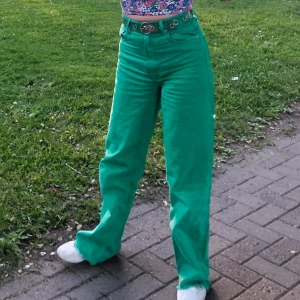 Gröna jeans - Gröna jeans med hög midja. Perfekta för sommaren! Jag är 163 cm. Väl använda men fortfarande i bra skick.