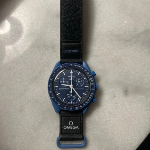 Omega Swatch mission to neptune  - Intressekoll på moonswatch från omega x swatch, kvitto finns samt box