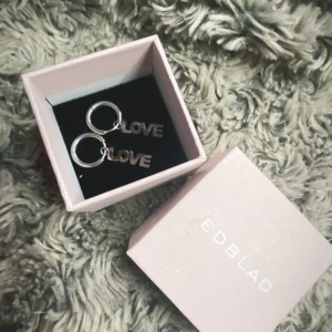 edblad love hoops i silver🩶 - säljer mina skit snygga örhängen från edblad! använda endast 2 gånger, inga tecken på användning å är helt nya!🙌🏼💝man får självklart med asken!