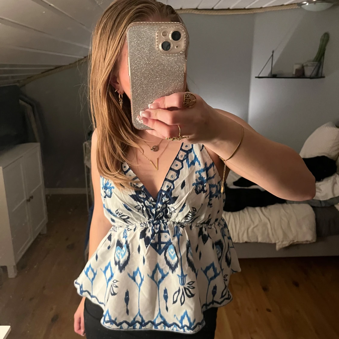 Vit och blå mönstrad blus - 1