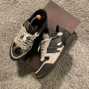 Valentino rockrunners - Sjukt feta och trendiga rockrunners, i bra skick, finns tecken på användning , enda stora defekten är hälarna, kvitto och box finns, storlek 40,5 men sitter större