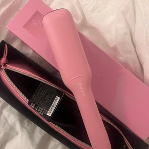 Rosa plattång från ghd - Säljer en snygg rosa plattång från ghd. Perfekt för att styla håret med precision och få ett slätt resultat. Kommer i en matchande rosa förpackning och med ett praktiskt fodral för förvaring. Ett måste för alla som älskar hårstyling! 💖