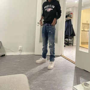 Blå jeans från Jack & Jones - Snygga blå jeans från Jack & Jones med en klassisk femficksdesign. De har en lätt slitning på framsidan för en trendig look. Perfekta för en avslappnad stil.