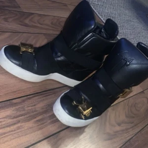 Svarta Giuseppe zanotti - Snygga svarta sneakers giuseppe zanotti Storlek 36 köptes för 8000 säljer 1800.. eller pris kam diskuteras