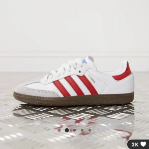 Adidas Samba  - Ett par helt oanvända Adidas Samba i röd och vit köpta från ASOS. Otestade och orörda, returtiden han gå ut. Nypris 1449kr, mitt pris 650kr.