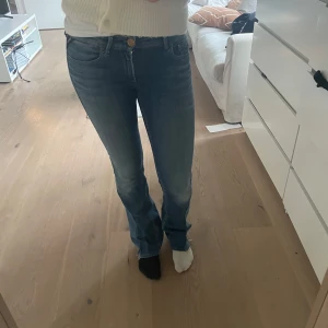 VÄRLDENS SNYGGASTE JEANS FRÅN REPLAY!!  - Säljer ett par skit snygga blå jeans med bootcut. Jag har sytt dem själv då dem var skinny före detta och dem har en perfekt passform!! Skruv vid flera funderingar elelr bilder.