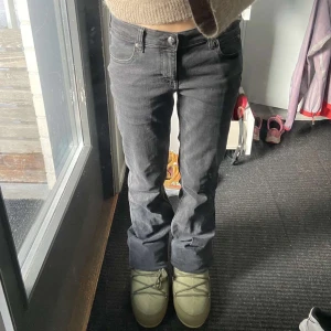 Svarta jeans från Lee - Snygga svarta jeans från Lee med klassisk femficksdesign. De har en flare passform och är perfekta för en avslappnad stil. Jeansen har en knappgylf och bälteshällor för extra stil och funktionalitet. Dom är low waist flare men lite för stora för mig. Fråga för flera bilder💕💕