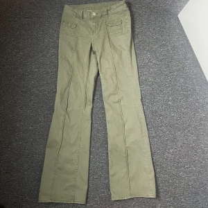 Gröna bootcut jeans från Hm - Ett par jättesnygga gröna/khaki flared jeans från hm. Storlek 36. Jag är 165cm lång och dem är perfekta i längd på mig. Jättebra skick!