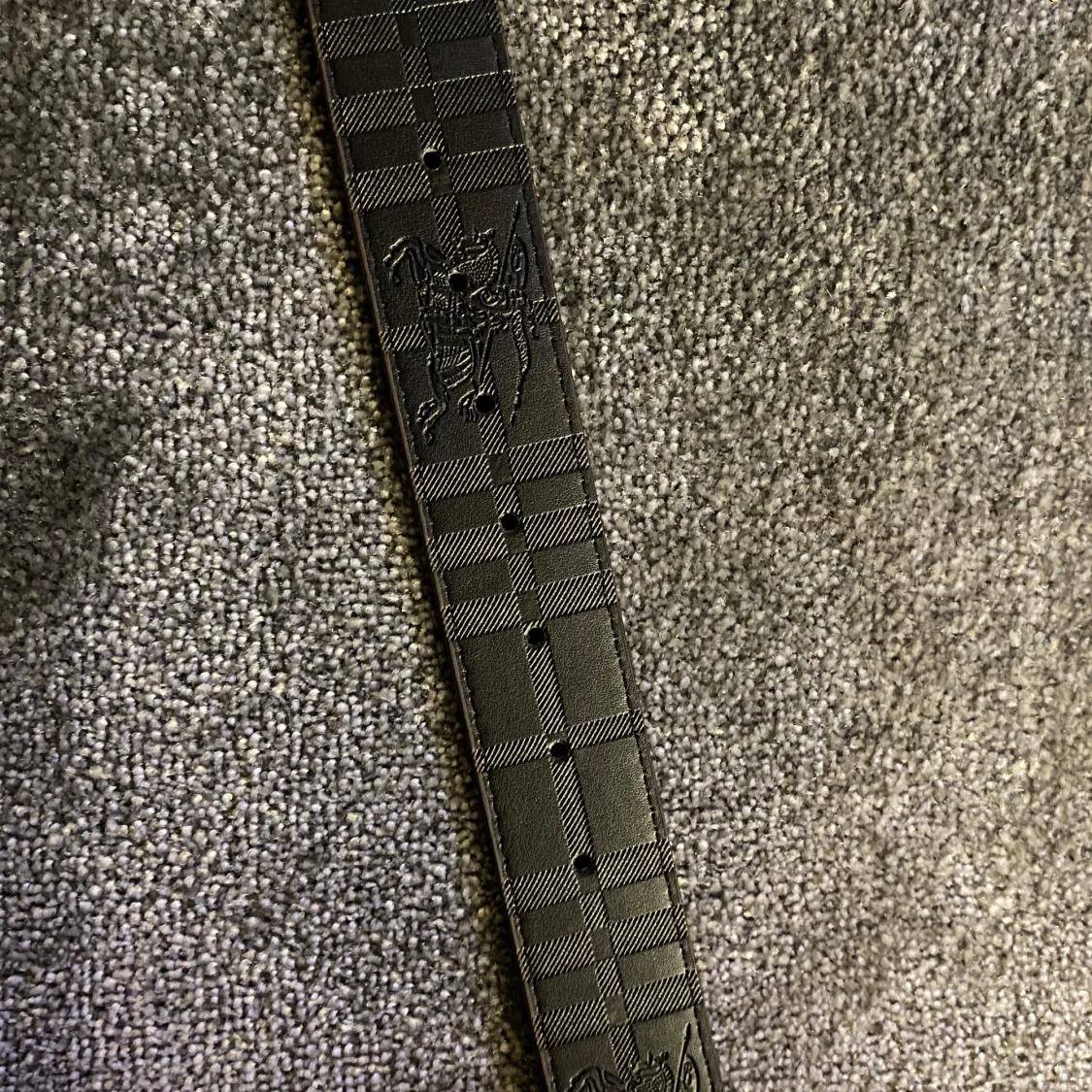 Rutig bälte med monogramspänne - 4