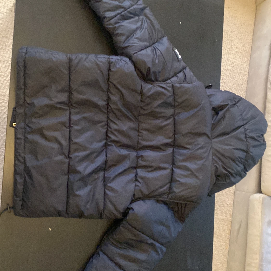 Svart pufferjacka med rutigt foder - 1