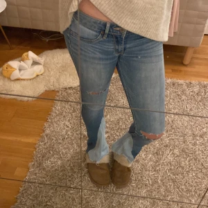 Blå jeans med slitningar - Snygga blå jeans med slitningar på knäna. De har en tight passform och är lågmidjade. Perfekta för en avslappnad stil med en stickad tröja eller hoodie. Kan gå ner i pris vid snabbt köp💝💝