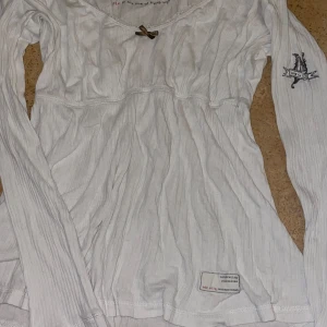 Långärmad, of shoulder, Odd Molly tröja  - Söt vit of långärmad med fina detaljer och små volanger längst kanten. Man kan ha den borde of shoulder eller väldigt urringad. Bra skick. 