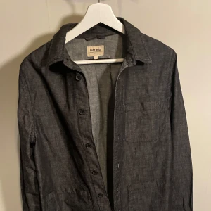 East west overshirt! - Storlek M, är 180 cm 70 kg i bilderna! Fungerar som skjorta och overshirt! Hör av dig om du har några frågor!