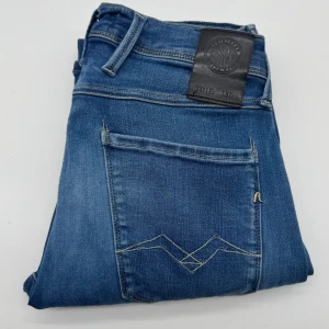 REPLAY ANBASS HYPERFLEX JEANS  - Replay anbass hyperflex jeans - Slim fit passform - Storlek W29/L32 - Nypris runt 1800kr -  Deluxecloset