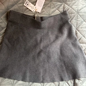 Grå kjol från Gina Tricot  - Snygg grå kjol från  Gina Tricot i storlek s💖helt ny med prislapp kvar