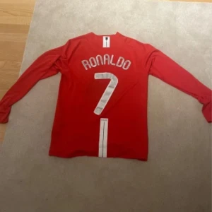 CR7 Manchester United 2008 - Ronaldo tröja år 2008. Skick 9/10 pris 450kr Storlek M, 400kr vid snabbaffär