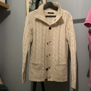 Kabel stickad kofta från Adam - Riktigt fet kabel stickad kofta från Adam. Skick 8/10. Stolek S.