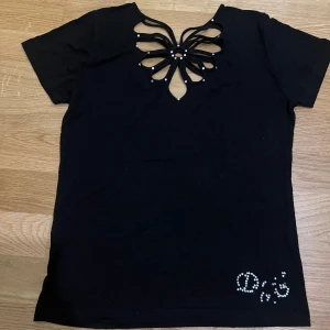 Tshirt  - Snygg unik svart kortärmad topp