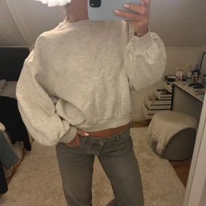 Grå sweatshirt - Säljer en mysig grå sweatshirt med rund hals och långa ärmar. Passar till allt! Hör av dig vid intresse! 😊